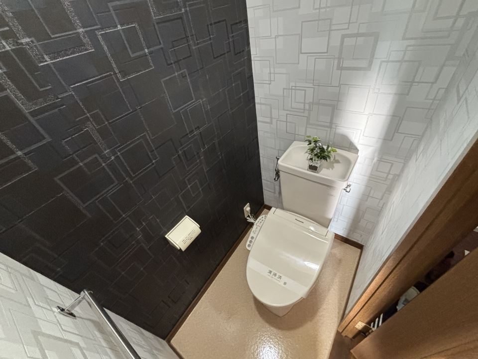 トイレ　☆お洒落な内装のトイレは温水洗浄便座☆