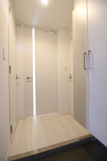 玄関　８０１号室モデルルーム写真※お部屋によって胃色味が異なる場合