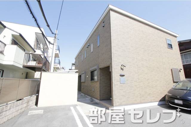 建物外観　２階建てアパート。