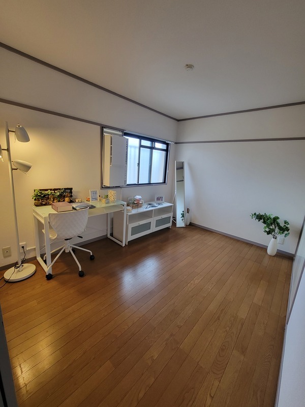 居室・リビング　家具の配置に困らないリビングですね