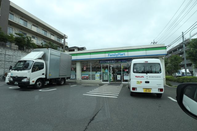 コンビニ　ファミリーマート（コンビニ）まで1100m