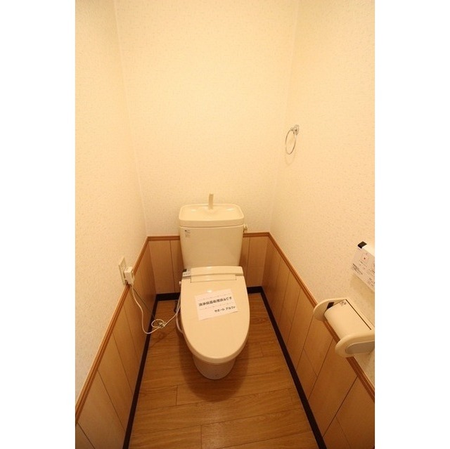 トイレ　別号室の写真になります。