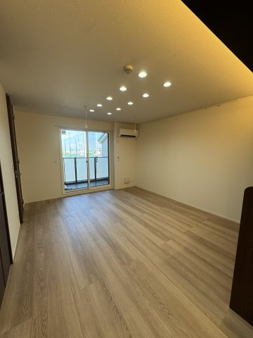 居室・リビング　別部屋写真使用