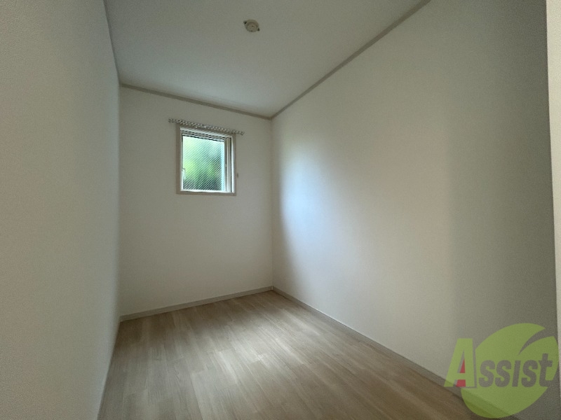 その他部屋・スペース　寝室になりそうな洋室です。シンプルで落ち着きますね。