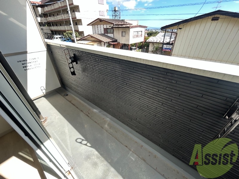 バルコニー　バルコニーは洗濯物を干すのに十分な広さがありますね。