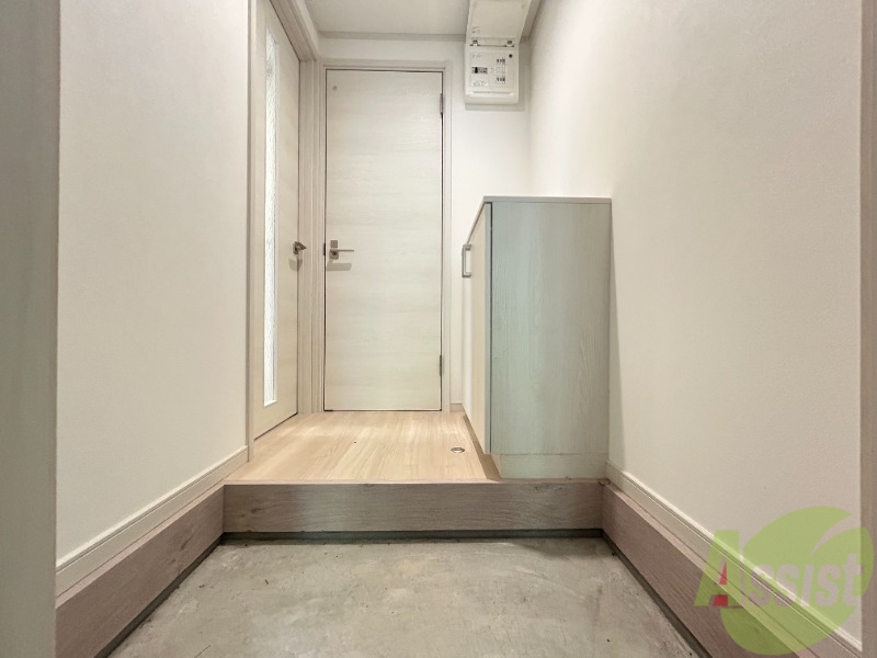 玄関　玄関から撮影しました。明るい印象ですね。