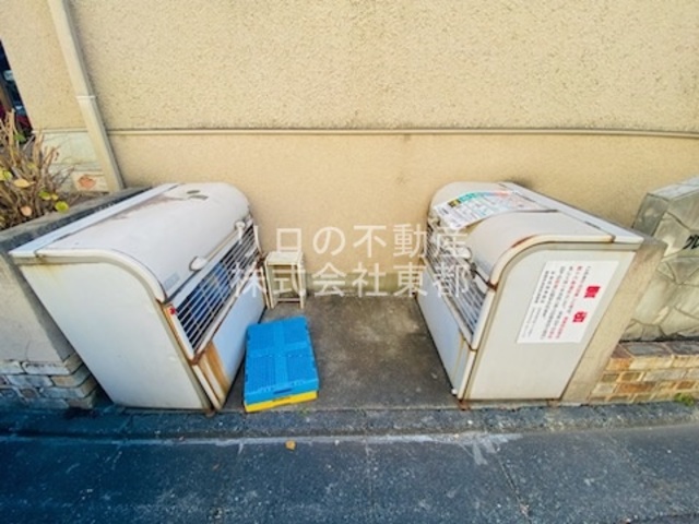 その他共有部分　ボックスタイプのごみ置き場で清潔ですね♪