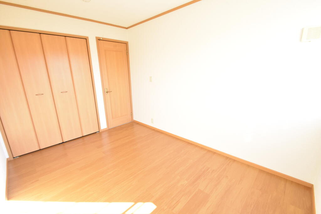 その他　洋室6帖にも収納付いています。