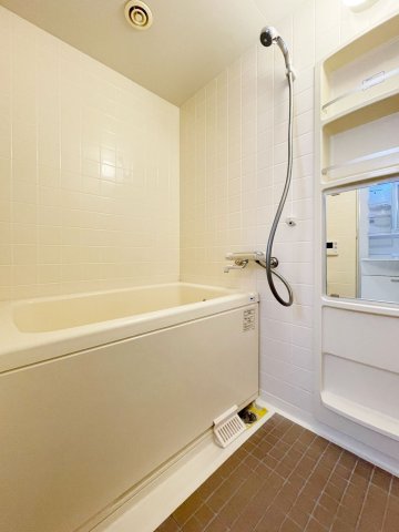 バス・シャワールーム　同タイプ別号室のもの、実際の部屋と仕様等が異なる場合あり。