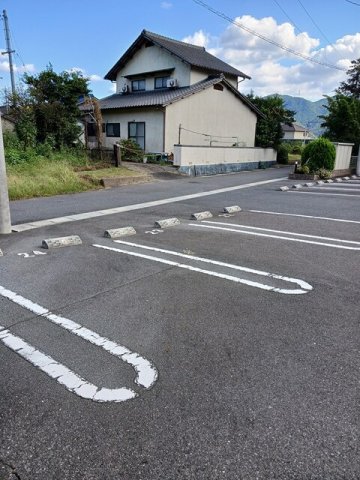 駐車場　駐車場があるので、車を買う予定の方も安心です