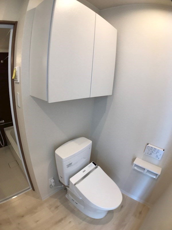 トイレ　トイレ用品の収納に便利な収納棚付き