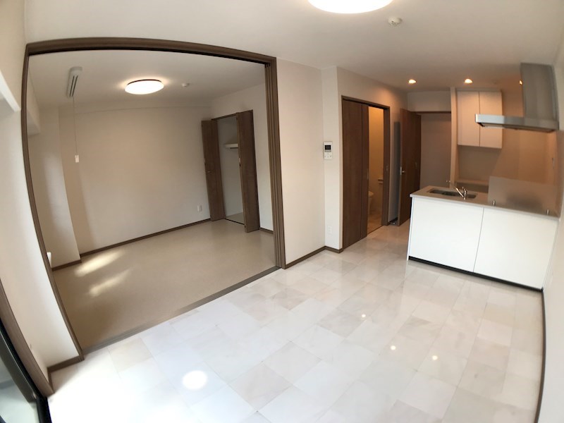 居室・リビング　ピンクの大理石風床がとってもお洒落なリビング