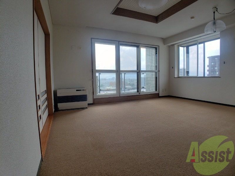 居室・リビング　リビングです。バルコニー窓が大きくて明るいですね！