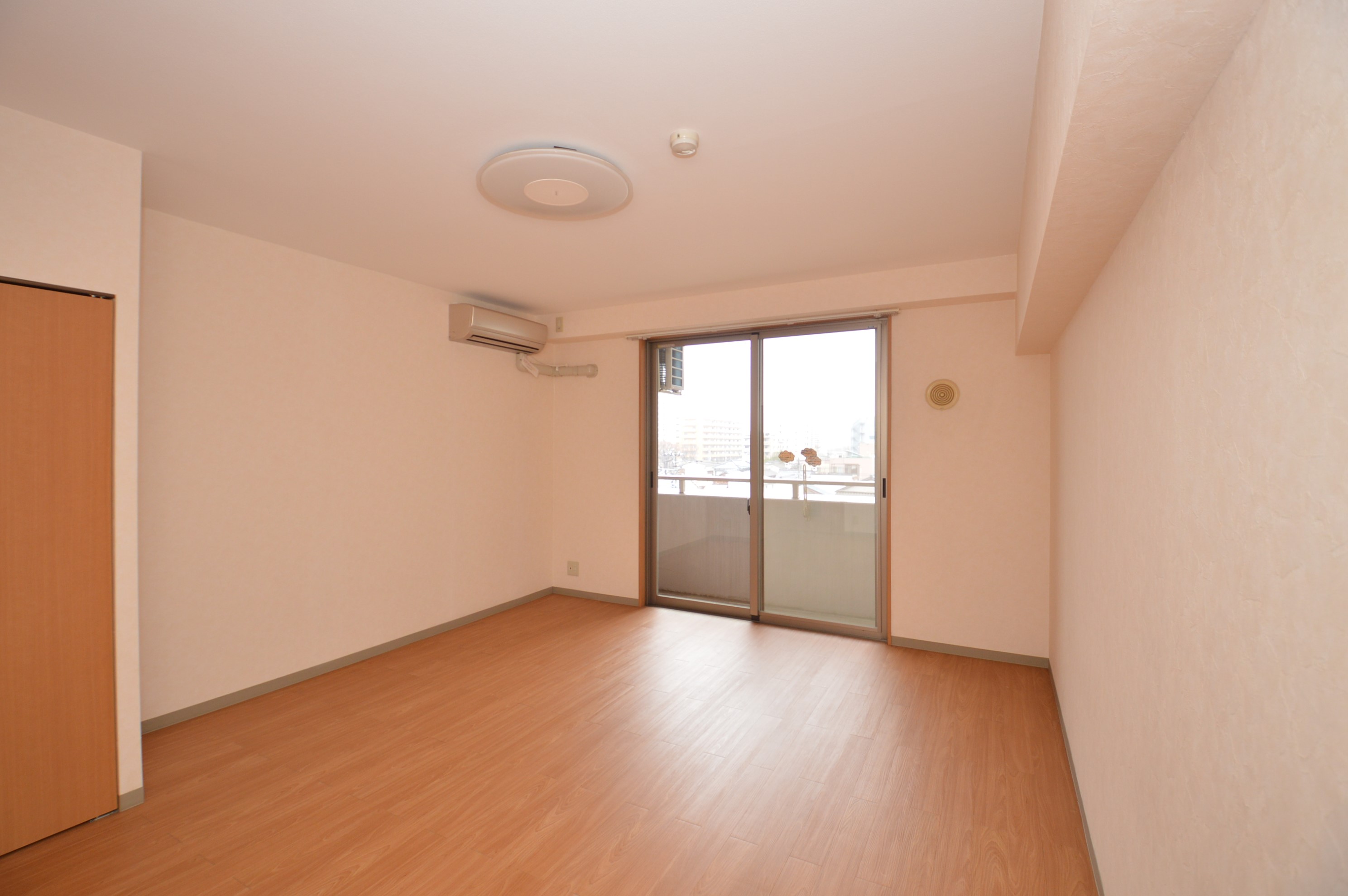 居室・リビング　（参考）他室の写真を使用しています。現況優先となります。