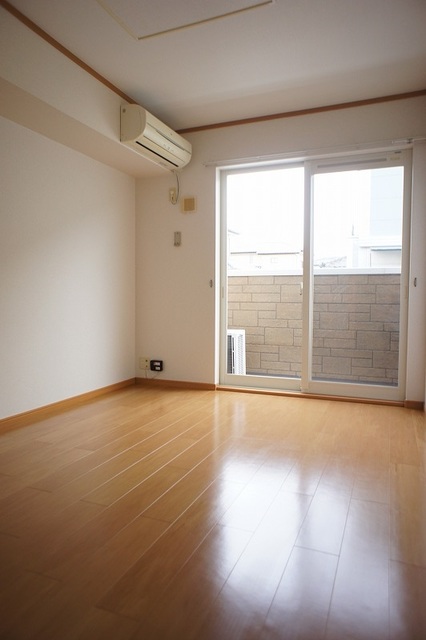 居室・リビング　フローリングや建具が落ち着いた色合いでオシャレ