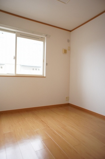 居室・リビング　フローリングや建具が落ち着いた色合いでオシャレ