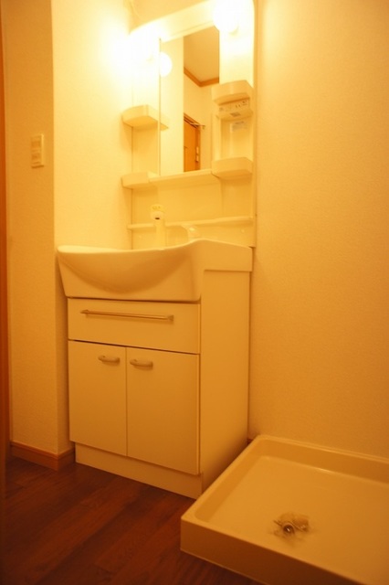 洗面設備　シャワー付き洗面と防水パン付き洗濯機置場あり