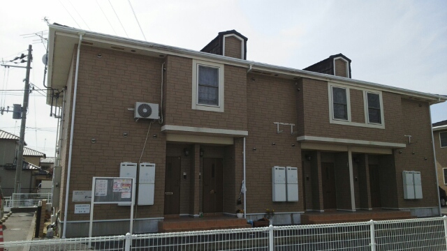 建物外観　全面に建物がなく、日差しがたっぷり入ります！