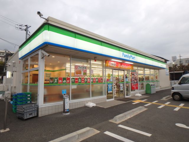 コンビニ　ファミリーマート（コンビニ）まで590m