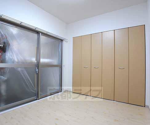 居室・リビング　落ち着いた室内の色合いです