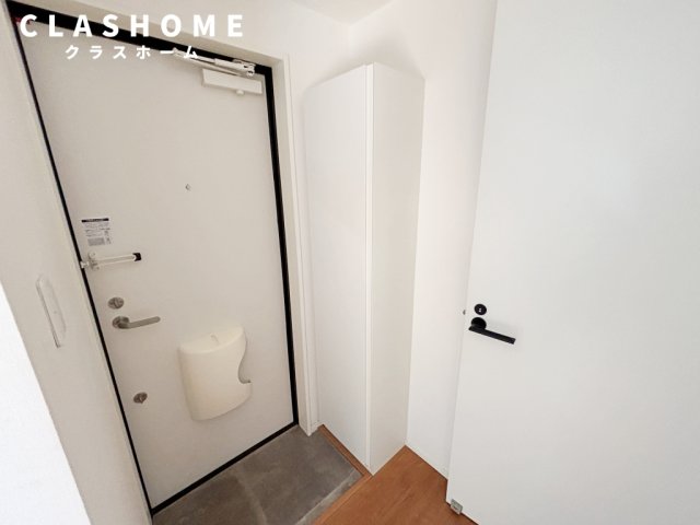玄関　同物件の別部屋になります。