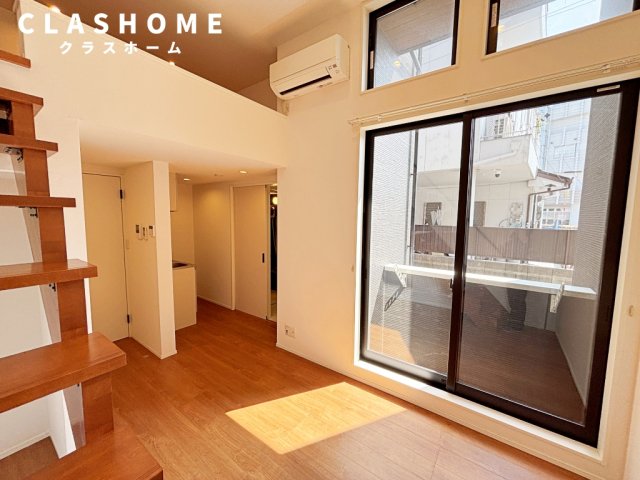 居室・リビング　同物件の別部屋になります。