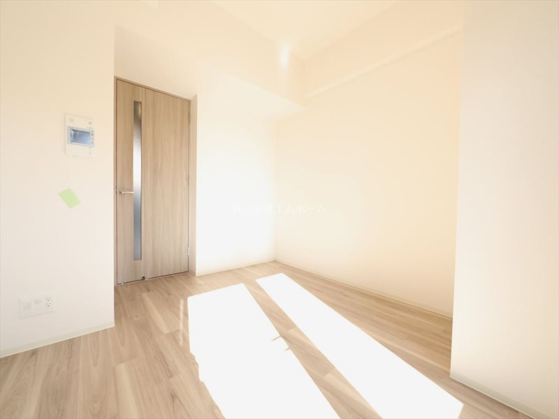 居室・リビング　洋室6.5帖　エアコン付　南向きバルコニーに面しています