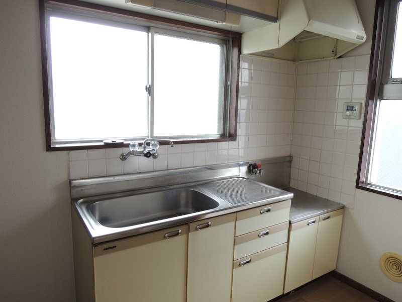 キッチン　自然光が入る窓のあるキッチン