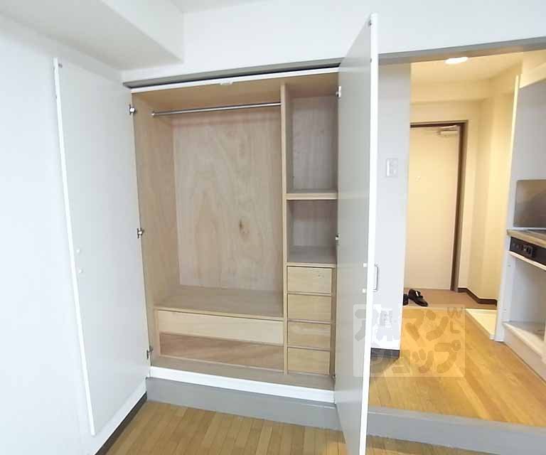 収納　棚や引き出しが付いた、使いやすい収納です。