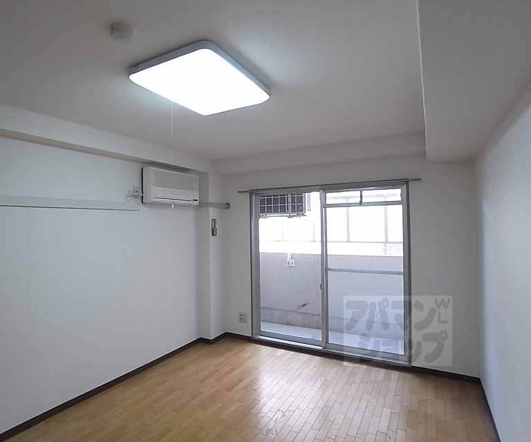 居室・リビング　洋室７．３帖・明るいお部屋です。