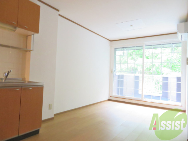 居室・リビング　大きな窓から日差しが入り明るいお部屋ですよ。