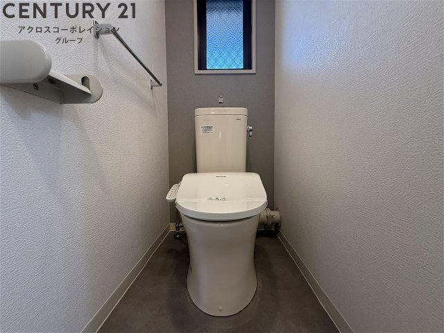 トイレ　温水洗浄便座付きのトイレです♪
