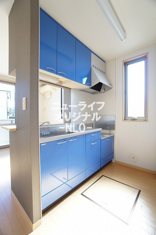 キッチン　ブルーのアクセントパネルが特徴のキッチンです！