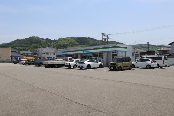 コンビニ　ファミリーマート金沢高尾南店（コンビニ）まで267m