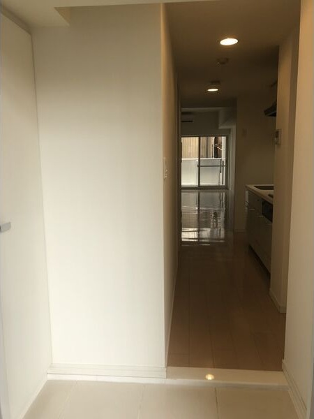 玄関　※写真は同じマンションの違う部屋のものになります。