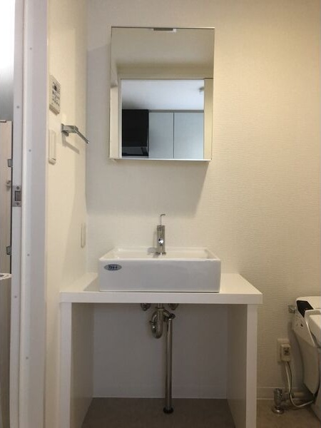 洗面設備　※写真は同じマンションの違う部屋のものになります。