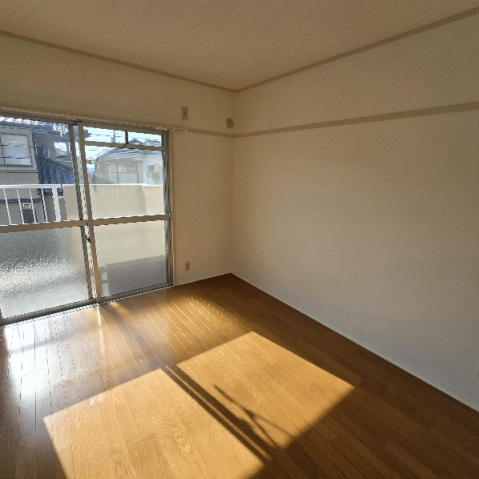 居室・リビング　南にお部屋が面しております