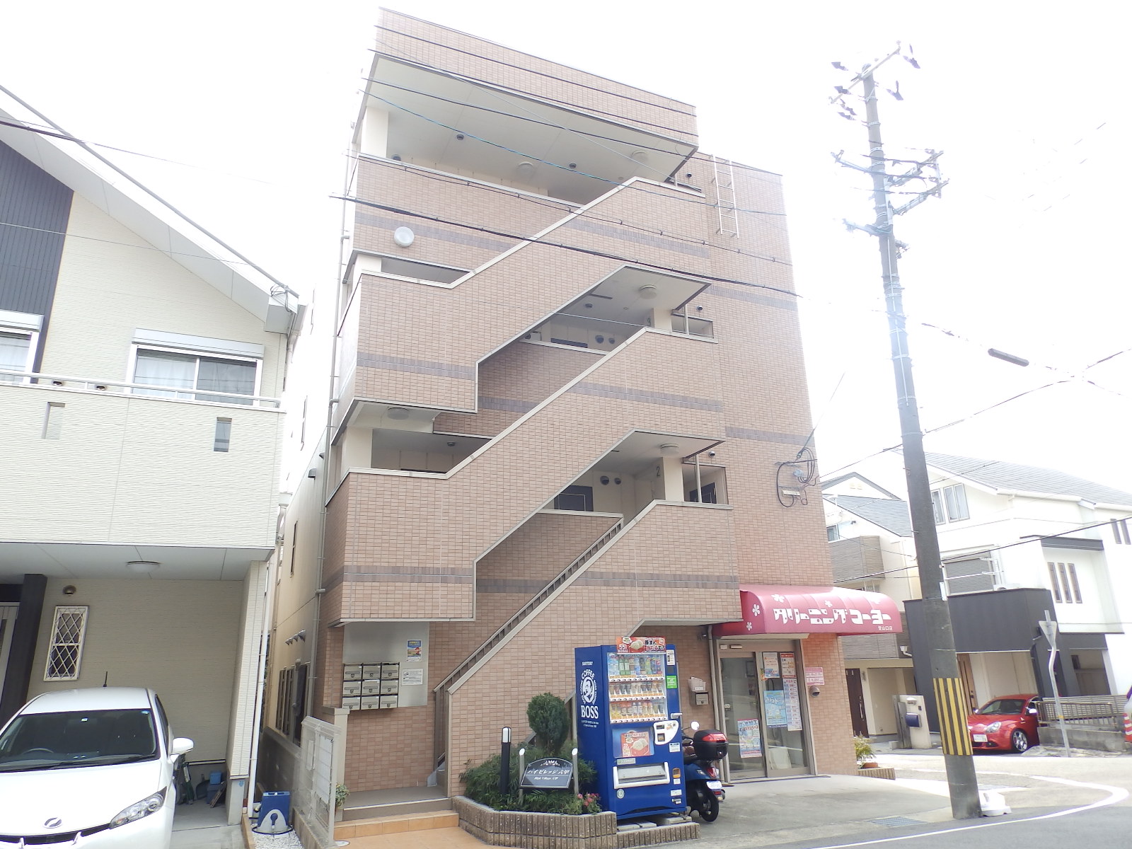 建物外観　まだまだ築浅
