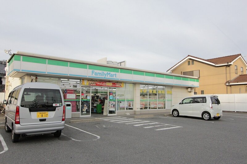 コンビニ　ファミリーマート港明正店（コンビニ）まで183m