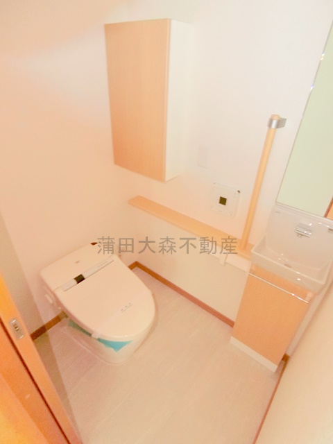 トイレ　手洗いと温水洗浄便座付きのタンクレストイレ