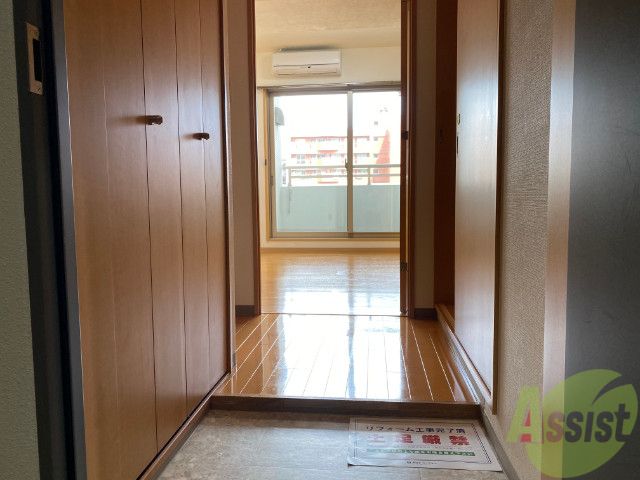 玄関　玄関からも陽の光が見えて、気持ちが良いですね。