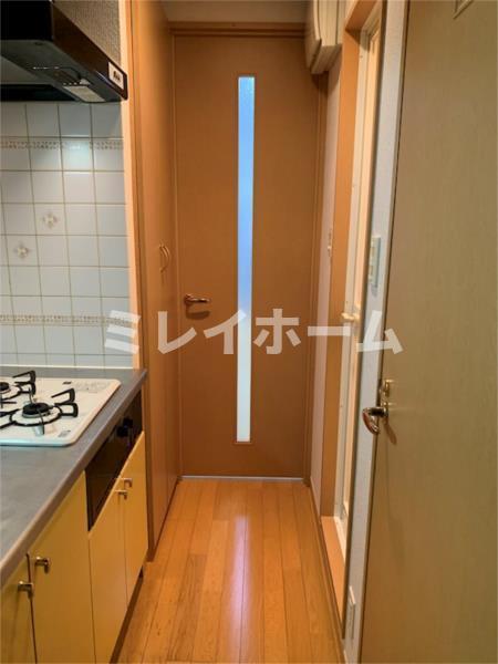 玄関　同建物内、別のお部屋の参考写真になります。