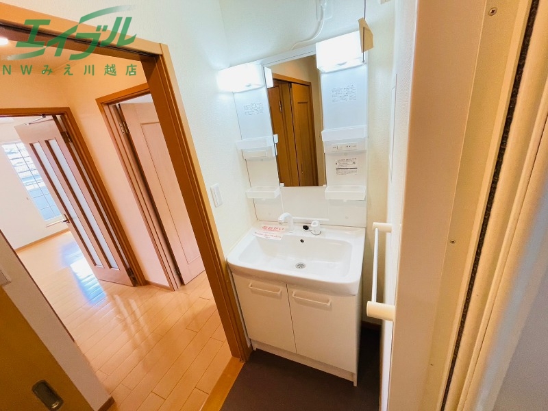 洗面設備　同型参考写真です