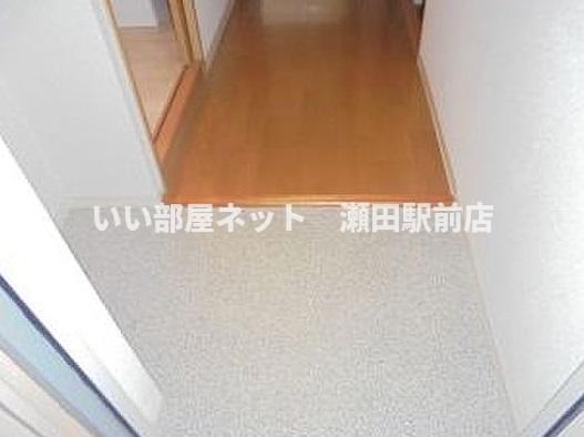 玄関　※同建物の別のお部屋の写真です。
