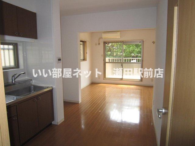居室・リビング　※同建物の別のお部屋の写真です。