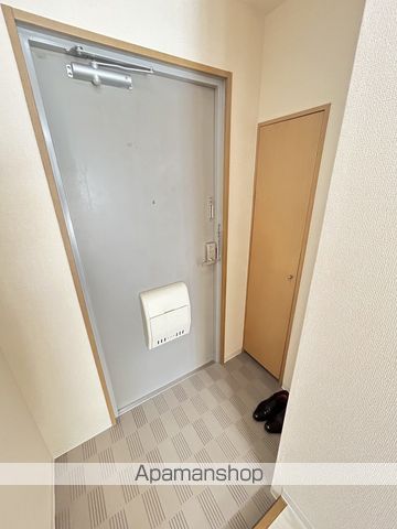 地下鉄御堂筋線 江坂駅 徒歩4分 8階建 築32年の玄関写真