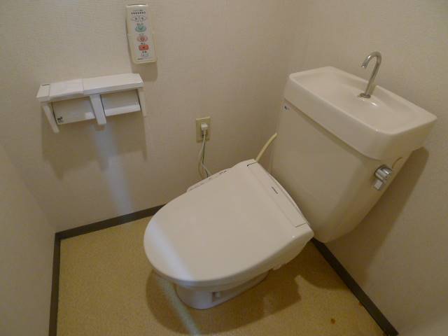 地下鉄名港線 六番町駅 徒歩3分 7階建 築38年のトイレ写真