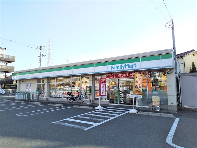 コンビニ　ファミリーマート　西伊興四丁目店（コンビニ）まで290m