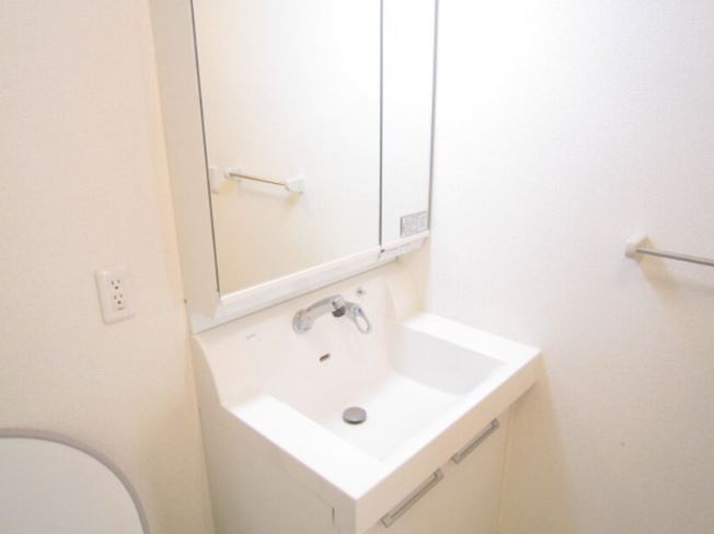 洗面設備　この写真の反転タイプです。