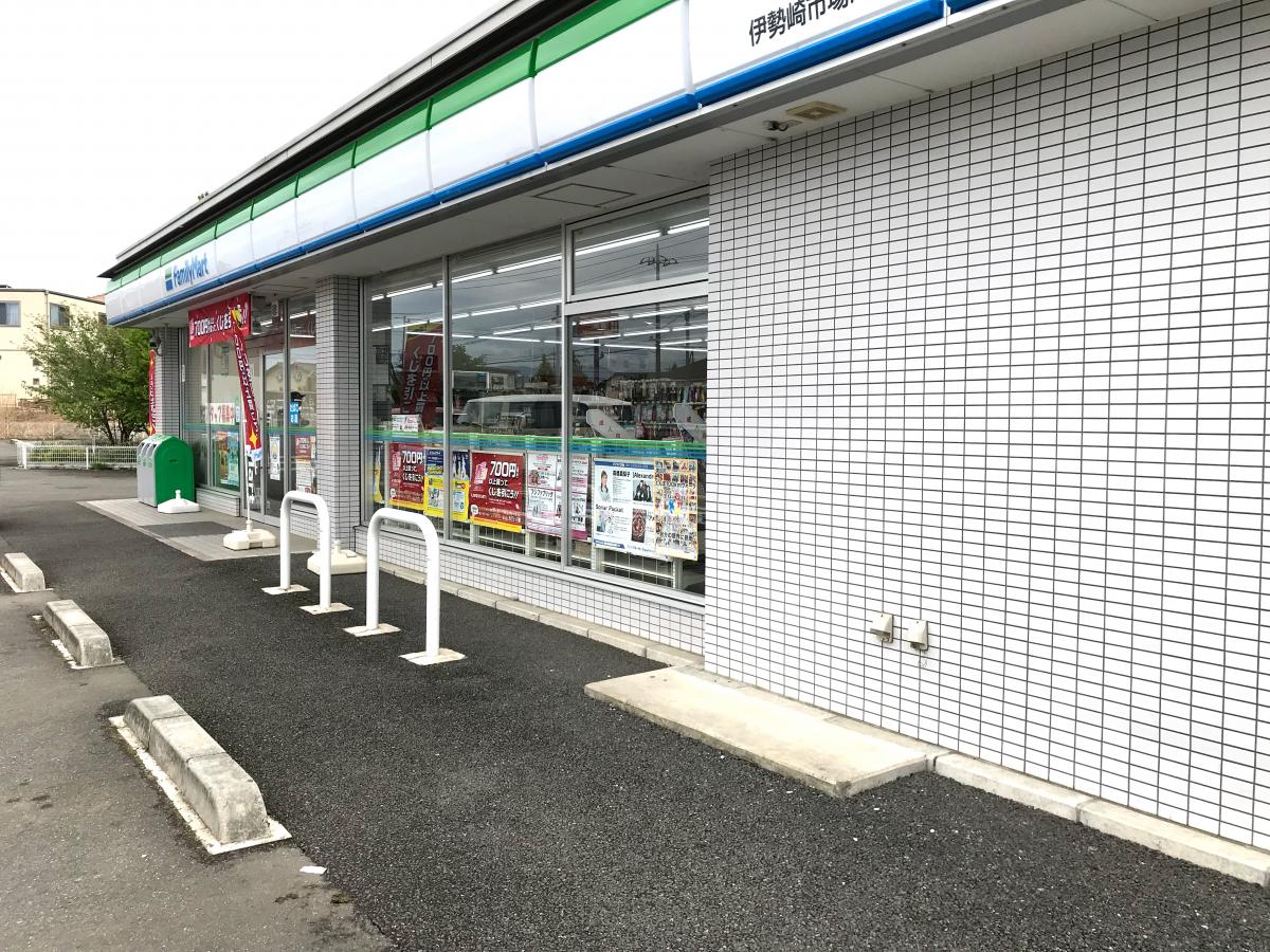 コンビニ　ファミリーマート伊勢崎市場町店（コンビニ）まで1828m